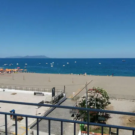 Affacciati Sulle Eolie Sul Lungomare Marina パッティ
